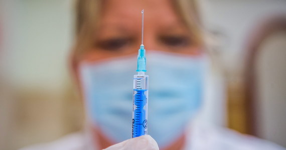 Dziś ruszyły zapisy na szczepienia przeciw Covid-19 dla 55-latków, którzy na początku roku nie wypełnili formularza zgłoszeniowego na szczepienie. Rejestracja odbywa się przez internet, infolinię 989, smsem pod numer 880-333-333 lub w punktach szczepień.