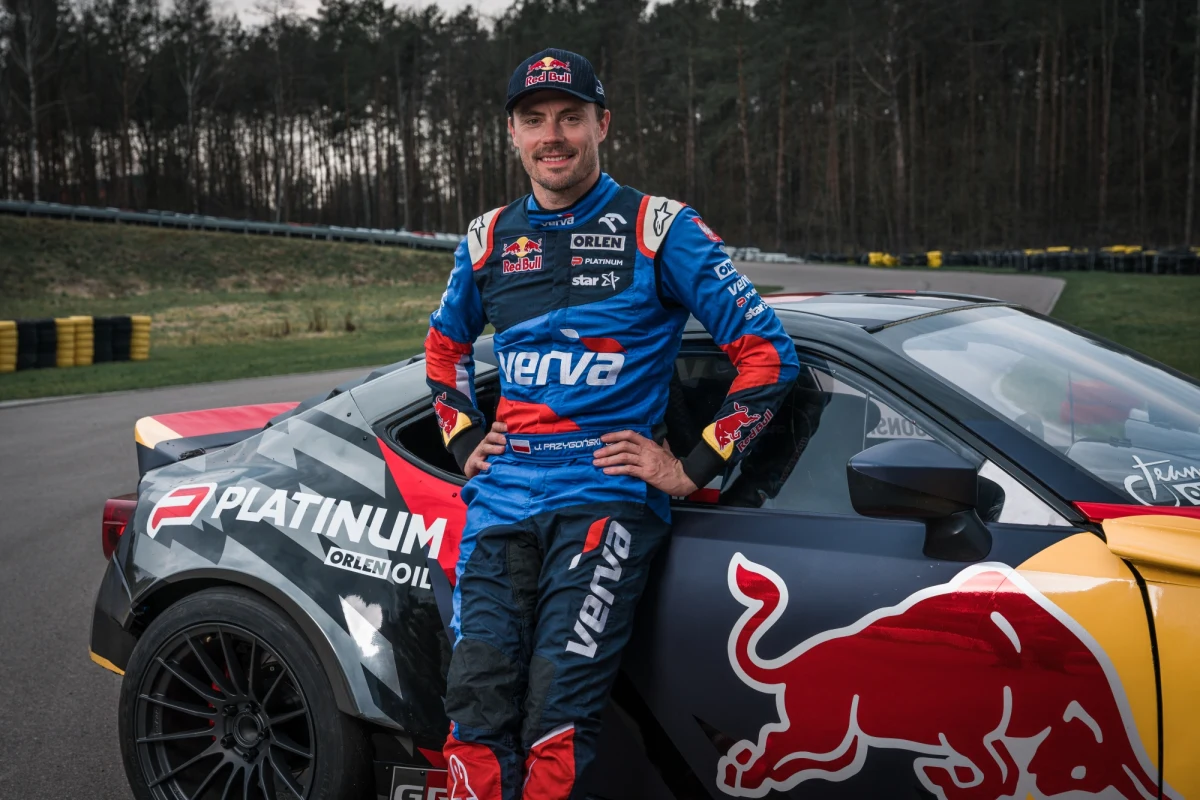 Rusza sezon driftingowy. Jakub Przygoński - czterokrotny Mistrz Polski w tej dyscyplinie - w niecodzienny sposób zaprezentował fanom nowe auto, którym będzie się ścigał w drifcie. Niczym David Hasselhoff w "Nieustraszonym" wykonał kaskaderski trik swoim "Diabłem". Zobaczcie to na filmie!