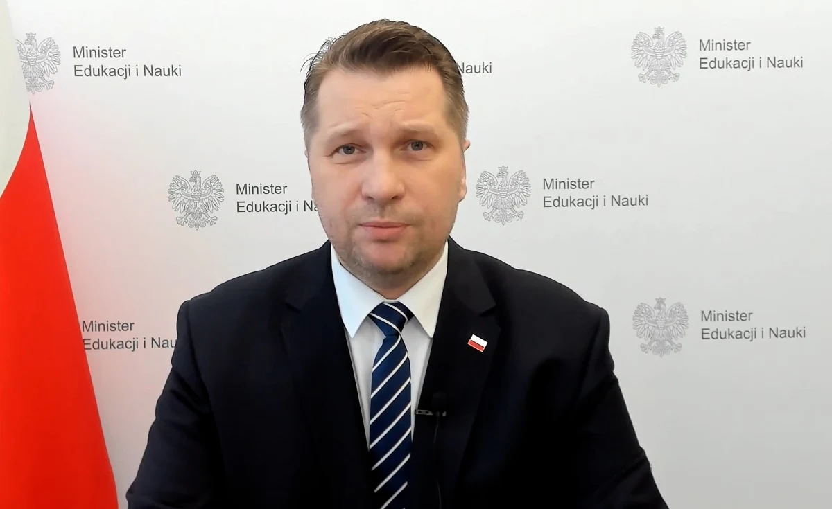 „Kierujemy zawiadomienie do prokuratury, podejrzewając przekroczenie uprawnień przez prezydent Łodzi w związku z zawieszeniem dyrektora szkoły za to, że walczy o to, żeby dzieci się uczyły, a nie były ideologizowane w szkole” - powiedział w piątek szef MEiN Przemysław Czarnek.