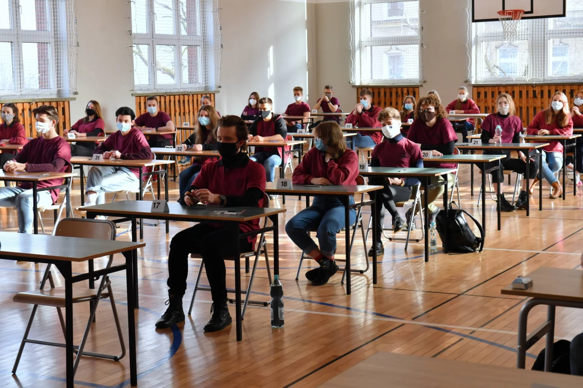 Mamy nadzieję na powrót do szkół dzieci klas I-III 26 kwietnia - powiedział w TVN24 minister edukacji i nauki Przemysław Czarnek. Dodał, że wszystko uzależnione jest od sytuacji epidemicznej. Nie wykluczył też, że maturzyści będą testowani na obecność koronawirusa.