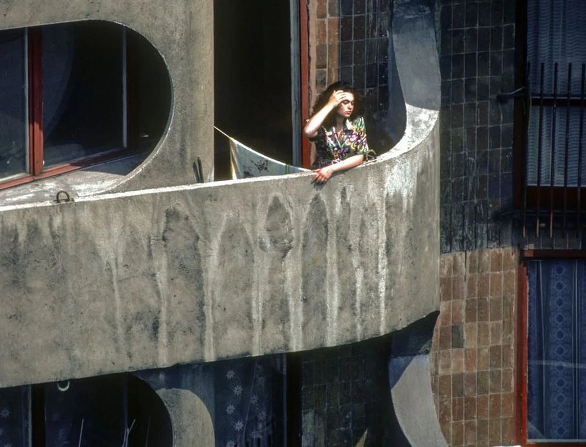 Jest odzew na prośbę Muzeum Architektury we Wrocławiu. Zgłaszają się tam pierwsze osoby chcące pomóc w odpowiedzi na pytanie: kim jest kobieta ze słynnego zdjęcia Chrisa Niedenthala. Jeden z najbardziej cenionych na świecie fotoreporterów zrobił je w 1982 roku na wrocławskim osiedlu zwanym Manhattanem. 