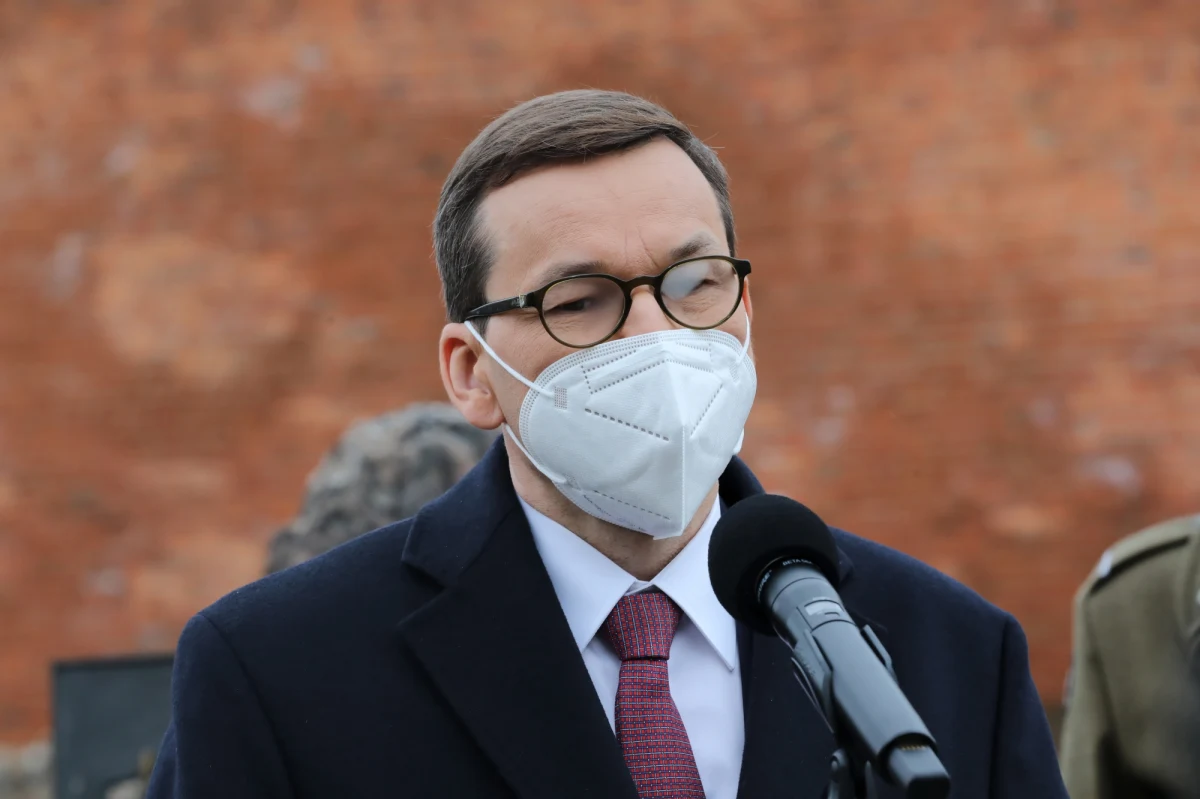 "Na ten moment do 17 maja planujemy z każdym dniem włączać do programu szczepień jeden rocznik" - powiedział w piątek w Gdańsku premier Mateusz Morawiecki. Dodał, że jeśli zwiększą się dostawy szczepionek do Polski, to możliwy jest scenariusz "wzmocnienia" tempa szczepień.