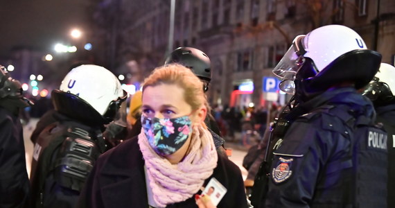 Prokuratura odmówiła wszczęcia śledztwa w sprawie użycia gazu łzawiącego wobec posłanki Koalicji Obywatelskiej Barbary Nowackiej podczas jednego z listopadowych protestów na ulicach Warszawy - dowiedział się reporter RMF FM Krzysztof Zasada. Parlamentarzystka złożyła zawiadomienie w tej sprawie, bo została spryskana przez funkcjonariusza gazem, choć pokazała mu swoją legitymację poselską. "Kuriozalne i wątpliwe prawnie uzasadnienie. Składam zażalenie" - tak w rozmowie z RMF FM decyzję prokuratury komentuje Barbara Nowacka.