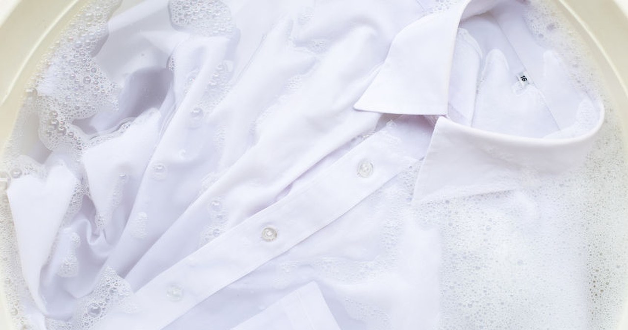 Jak wybielić białe koszule? Sprytny trik na ostatni moment