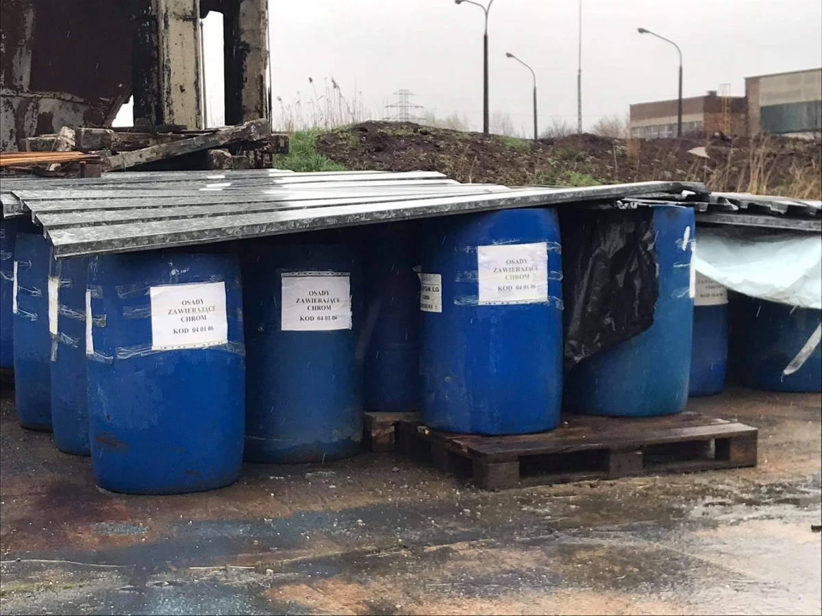 Na terenie Krakowskich Zakładów Garbarskich przy ul. Tadeusza Śliwiaka przechowywane są w niewłaściwy sposób odpady zawierające chrom - alarmują mieszkańcy i przesyłają zdjęcia. Widać na nich niezabezpieczone beczki, a w pobliżu niebieskie kałuże. Sprawa została zgłoszona policji i WIOŚ.