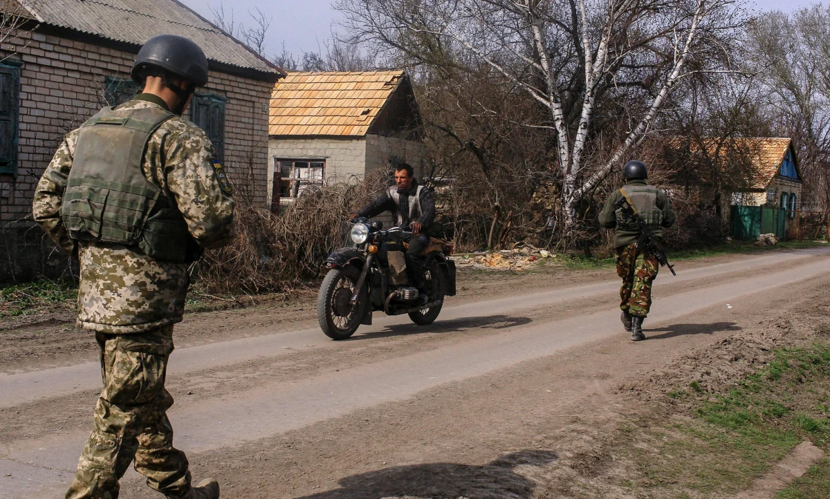 Szef MSW Ukrainy Arsen Awakow wezwał w piątek ukraińskich patriotów do zjednoczenia się, by bronić kraju przed "możliwymi prowokacjami i agresją". Jesteśmy za pokojem, ale ze względu na rosnące siły Rosji u naszych granic przygotowujemy się do obrony - dodał.