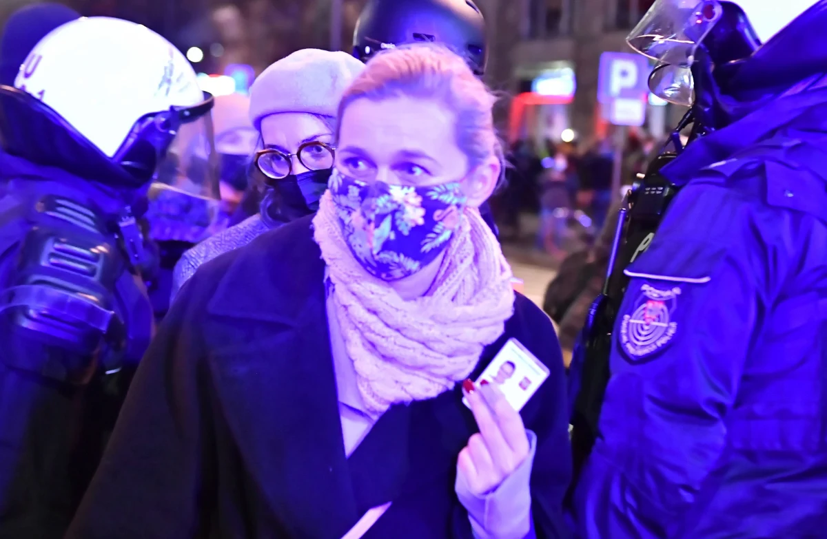 ​Składam zażalenie w sprawie tego umorzenia, jestem gotowa na pełną drogę prawną w tej sprawie - mówi RMF FM posłanka Koalicji Obywatelskiej Barbara Nowacka. Deputowana podczas listopadowej manifestacji Strajku Kobiet została spryskana gazem łzawiącym przez policjanta. Jak dzisiaj informowaliśmy, prokuratura odmówiła wszczęcia śledztwa w tej sprawie.