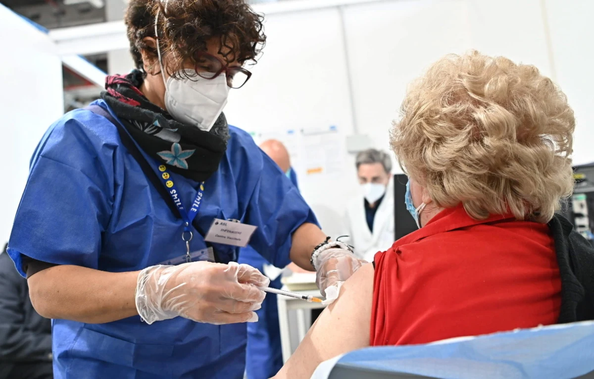 Od 26 kwietnia będą we Włoszech łagodzone restrykcje w związku z poprawą sytuacji - zdecydował w piątek rząd Mario Draghiego. Na konferencji prasowej premier zapowiedział przywrócenie żółtych stref, a w nich otwarcie restauracji, także wieczorem.