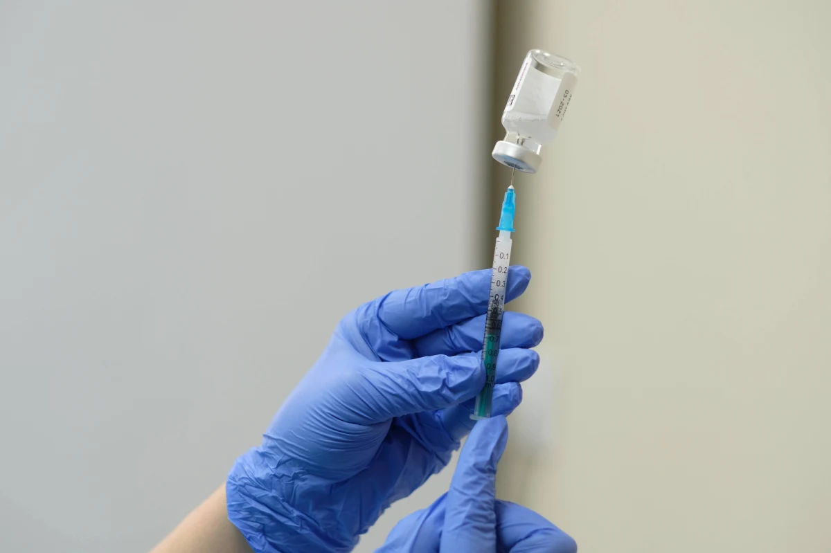 Europejska Agencja Leków (EMA) bada również drugi możliwy efekt uboczny Vaxzevria, szczepionki przeciwko koronawirusowi firmy AstraZeneca - informuje belgijska gazeta "Het Nieuwsblad".