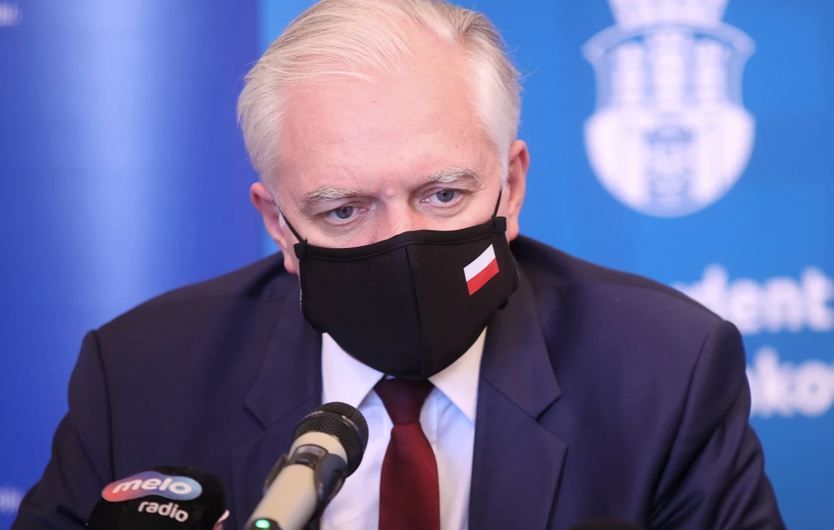 Rada Ministrów przyjęła rozporządzenie o przedłużeniu Tarczy branżowej na marzec i kwiecień - przekazał w piątek na Twitterze wicepremier Jarosław Gowin. Dodał, że tarcza została rozszerzona na kolejne branże najbardziej cierpiące z powodu pandemii.