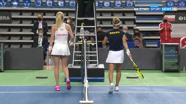 Polska po pierwszym dniu rywalizacji z Brazylią w ramach Billie Jean King Cup remisuje w Bytomiu. Drugi mecz przegrała niestety Urszula Radwańska. Jej porażka to niespodzianka. 30-latka aktualnie zajmuje 227. miejsce w rankingu WTA. Była faworytką, bo jej rywalka Laura Pigossi jest sklasyfikowana 99. lokat niżej. Radwańska wróciła do gry w narodowych barwach po sześcioletniej przerwie. W 2015 roku wystąpiła w meczu Polski ze Szwajcarią o utrzymanie w Grupie Światowej. Polki przegrały wtedy 2-3. Młodsza z sióstr Radwańskich pokonała Martinę Hingis, ale uległa za to Timei Bacsinszky.
