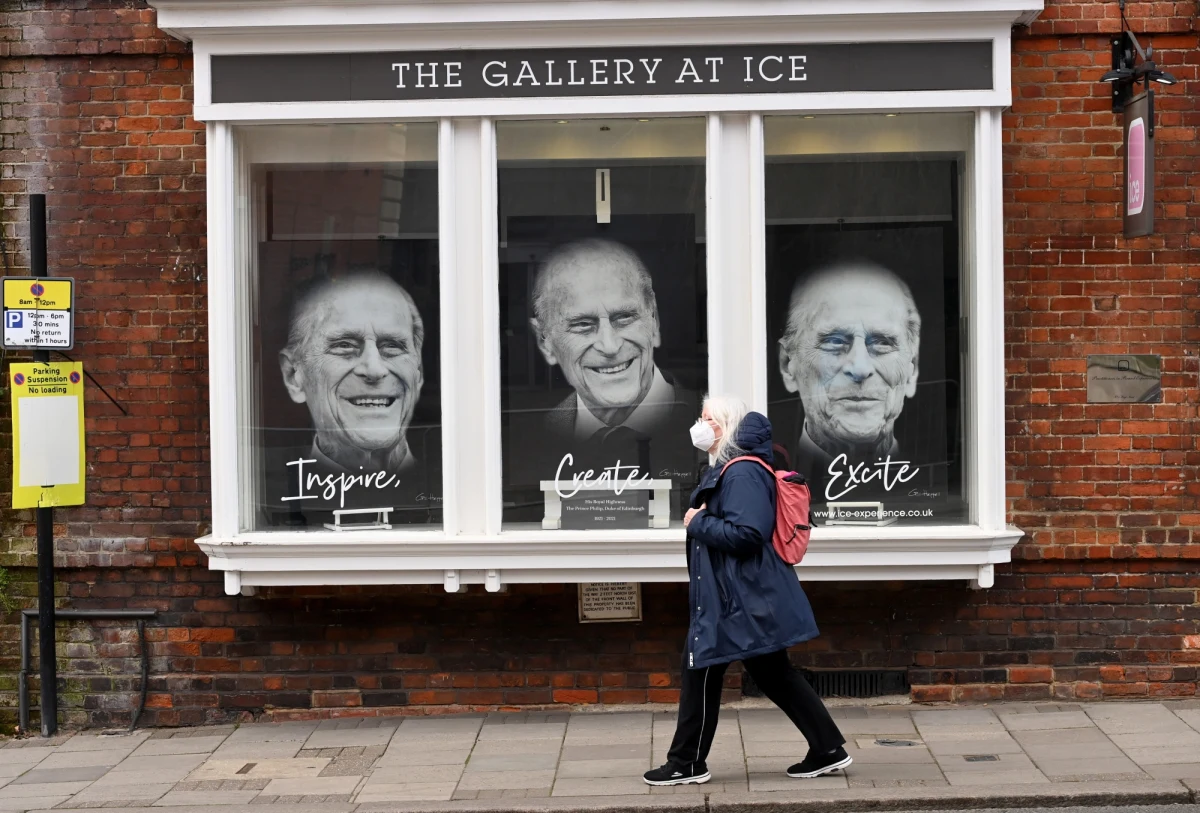 Po południu w kaplicy św. Jerzego na zamku w Windsorze odbędzie się pogrzeb księcia Filipa, który był mężem Elżbiety II. Pogrzeb odbędzie się zgodnie z restrykcjami wprowadzonymi z powodu koranawirusa. Królowa Elżbieta II będzie w trakcie uroczystości pogrzebowych swojego męża siedziała sama, obok trumny będzie szło czworo ich dzieci, zaś książęta William i Harry będą szli, oddzielnie, za trumną.