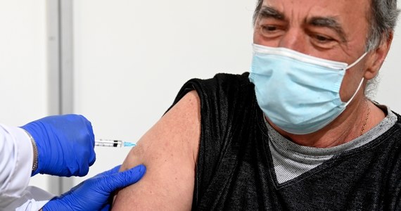 W sobotę ruszyły zapisy na szczepienia przeciw Covid-19 dla 54-latków, którzy na początku roku nie wypełnili formularza zgłoszeniowego na szczepienie. Rejestracja odbywa się przez internet, infolinię 989, SMS-em pod numer 880-333-333 lub w punktach szczepień.