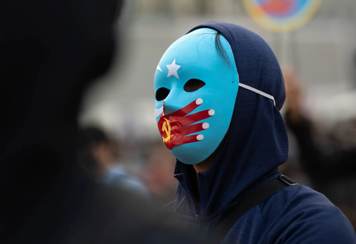 W chińskim internecie są oferty najmu grup po 50-100 Ujgurów z Sinciangu do pracy w fabrykach w całym kraju; są poddawani ocenie politycznej i surowemu, quasi-wojskowemu rygorowi - ustaliła i podała brytyjska stacja Sky News.