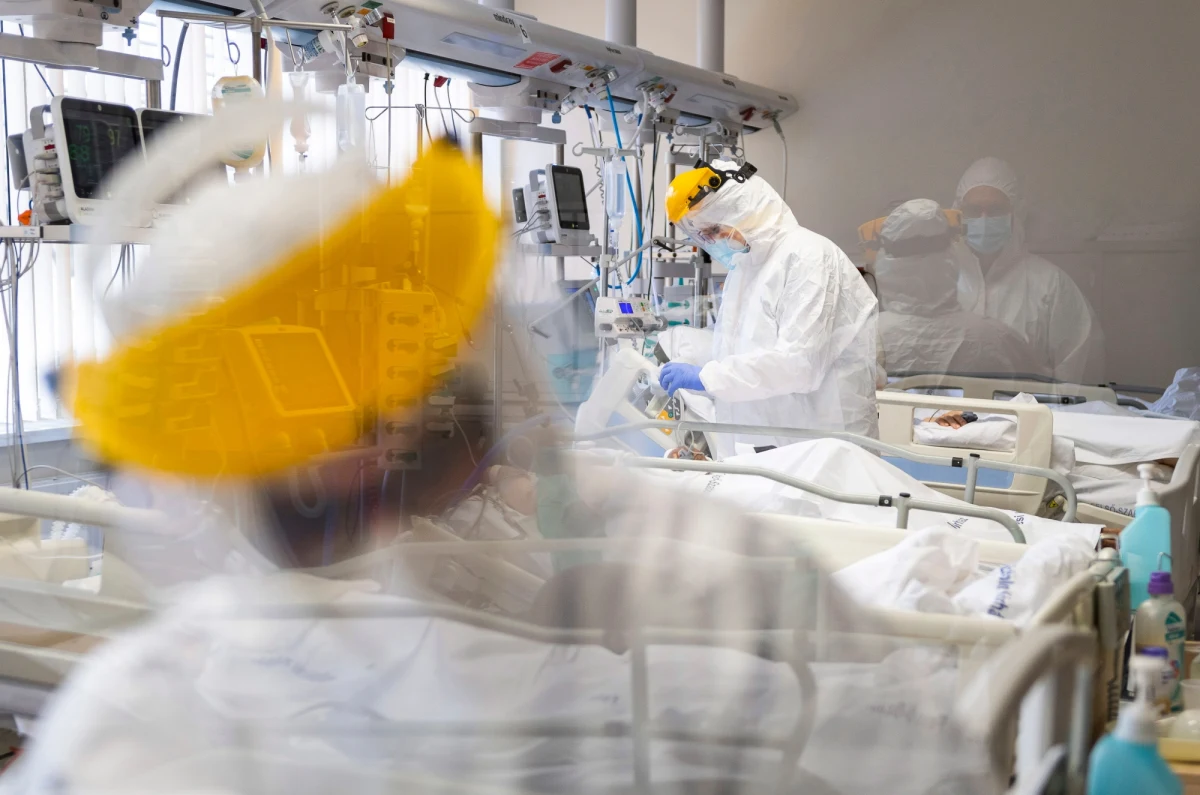 Mamy prawdopodobnie początek końca trzeciej fali pandemii – uważa dr Michał Sutkowski. Podkreśla jednak, że do maja liczba zgonów będzie najprawdopodobniej duża.