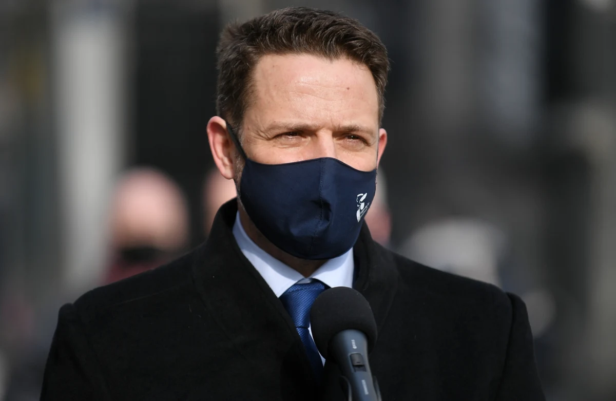 Prezydent Warszawy Rafał Trzaskowski oraz stojący na czele ruchu Polska 2050 Szymon Hołownia zostali uznani za liderów opozycji w Polsce, uzyskując po 19,1 proc. wskazań - wynika z sondażu SW Research dla portalu rp.pl.