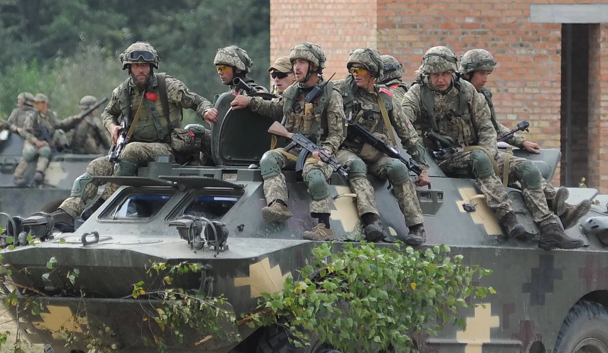 Szef sztabu generalnego Sił Zbrojnych Ukrainy generał Rusłan Chomczak zaapelował do ukraińskich władz lokalnych, by nie tworzyły oddziałów ochotników, bo może być to wykorzystane przez rosyjską propagandę. Wcześniej taki zamiar ogłosiły władze Iwano-Frankiwska.