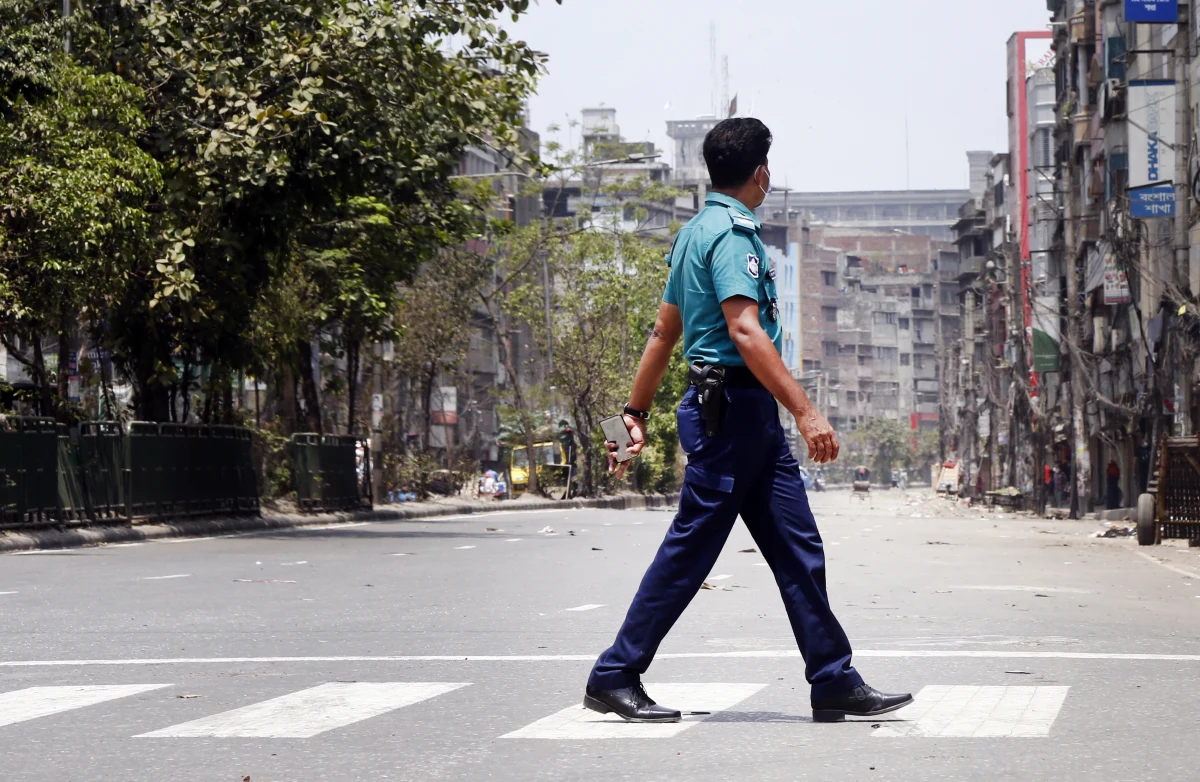 Co najmniej 4 osoby zginęły, a kilkanaście odniosło rany w sobotę, gdy policja w mieście Ćottogram otworzyła ogień do domagających się podwyżki robotników. W strajku wzięli udział pracownicy zatrudnieni na budowie elektrowni węglowej należącej do chińskiej firmy.