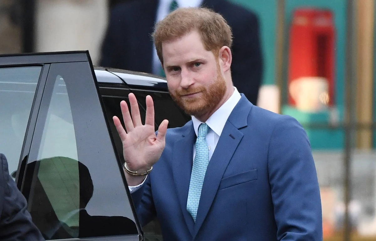 ​Kobieta z Indii nawiązała internetowy romans z oszustem, który podawał się za księcia Harry’ego. Choć nigdy się nie spotkali, to zaplanowali już ślub. Ponieważ do ceremonii nie doszło, kobieta chce teraz pozwać prawdziwego księcia Sussex.