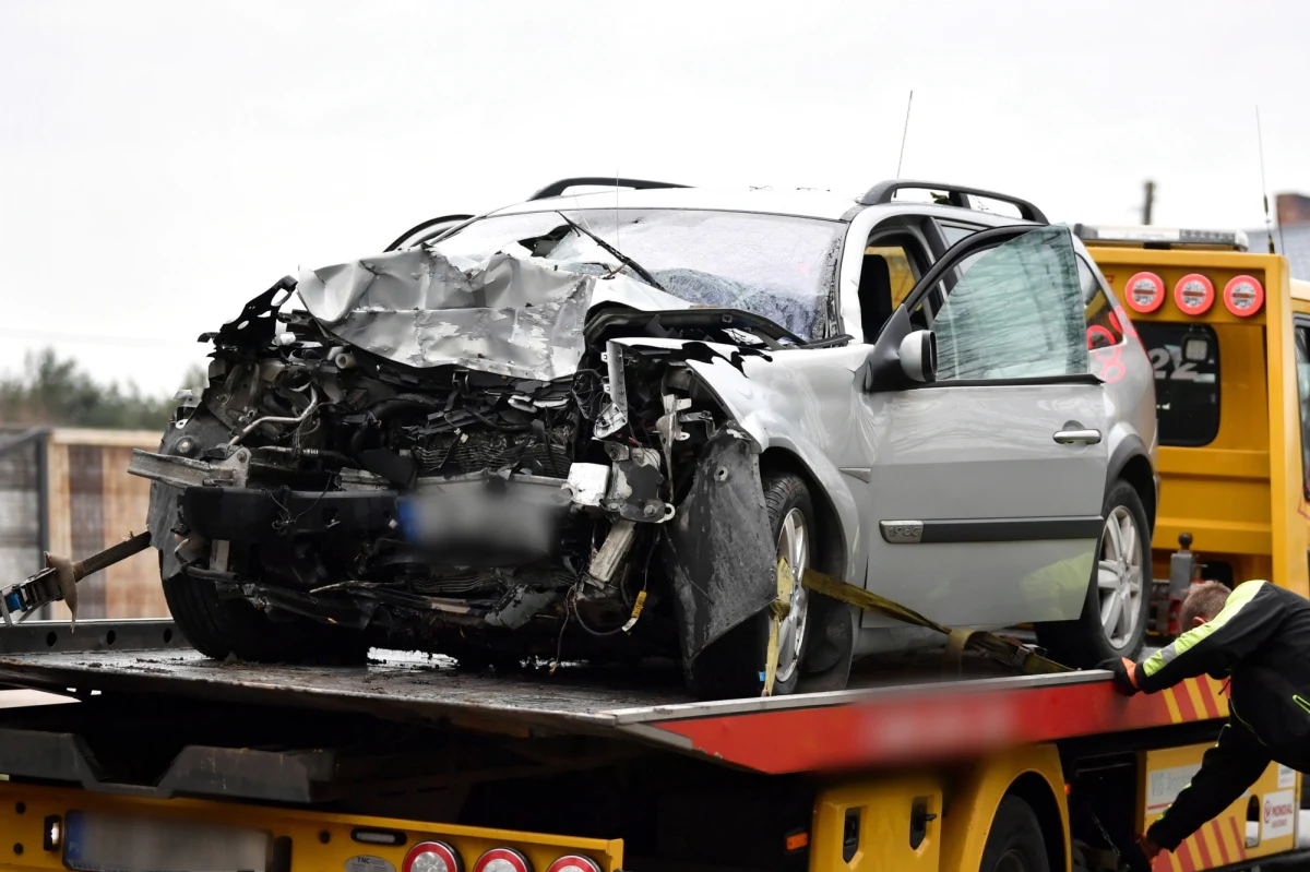 Trzy osoby zginęły i jedna została ranna po tym, jak samochód osobowy uderzył w drzewo w Zabagnie na drodze krajowej nr 22 między Starogardem Gd. a Malborkiem. 