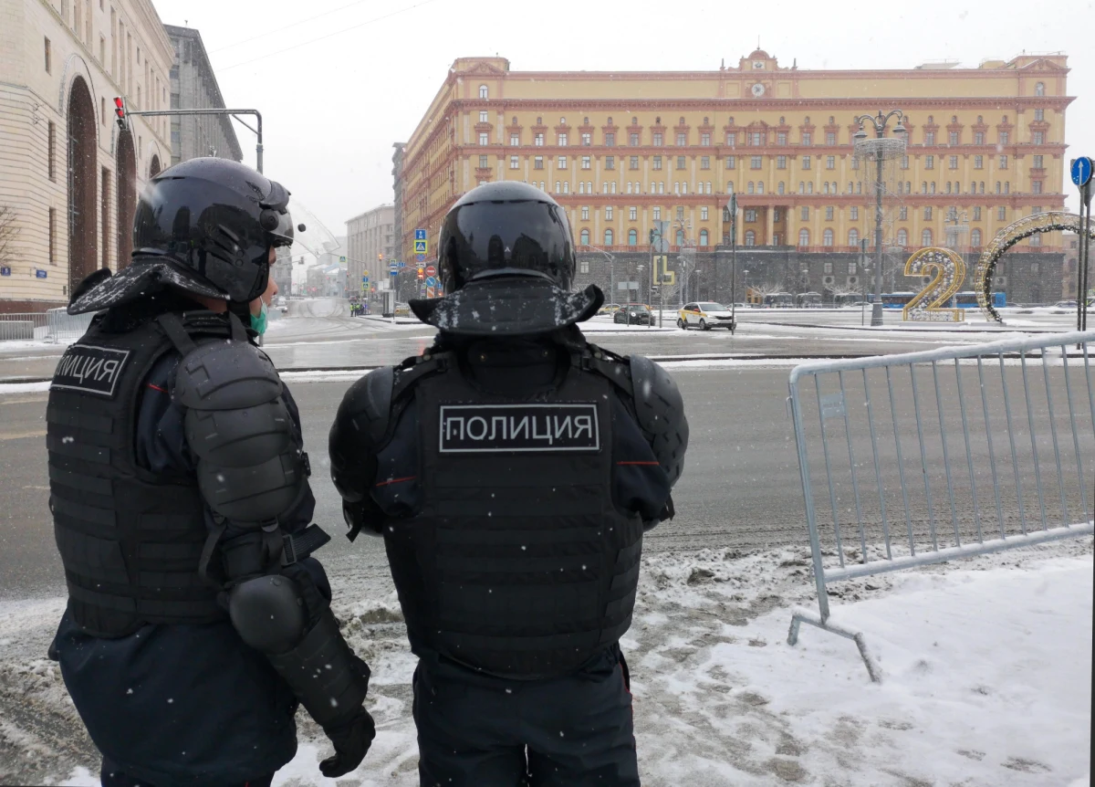 Rosyjskie Ministerstwo Spraw Zagranicznych zakomunikowało, że wydala z kraju Ołeksandra Sosoniuka, konsula z konsulatu generalnego Ukrainy w Petersburgu. Wcześniej urzędnika zatrzymała Federalna Służba Bezpieczeństwa Rosji. Służby zarzuciły mu próbę uzyskania poufnych informacji z baz danych organów porządku publicznego, w tym z samego FSB. Kilka godzin później oświadczenie w sprawie wydały władze Ukrainy, które zdecydowały się na wydalenie z kraju wysokiego rangą dyplomaty z ambasady Rosji w Kijowie.