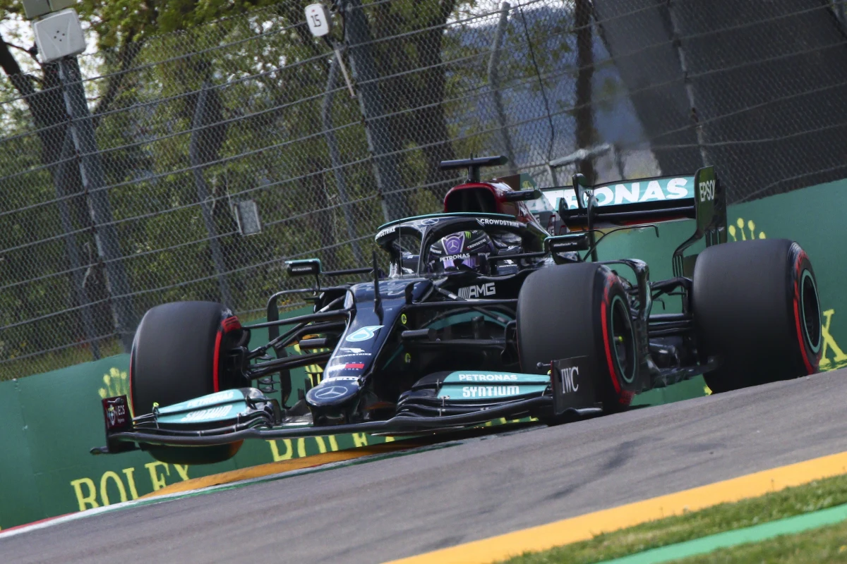 Broniący tytułu Brytyjczyk Lewis Hamilton (Mercedes) wywalczył 99. pole position w karierze i jako pierwszy wystartuje do niedzielnego wyścigu o Grand Prix Emilii-Romanii. To druga runda tegorocznych mistrzostw świata Formuły 1.