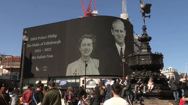 Ludzie oddali hołd księciu Filipowi na londyńskim Piccadilly Circus.