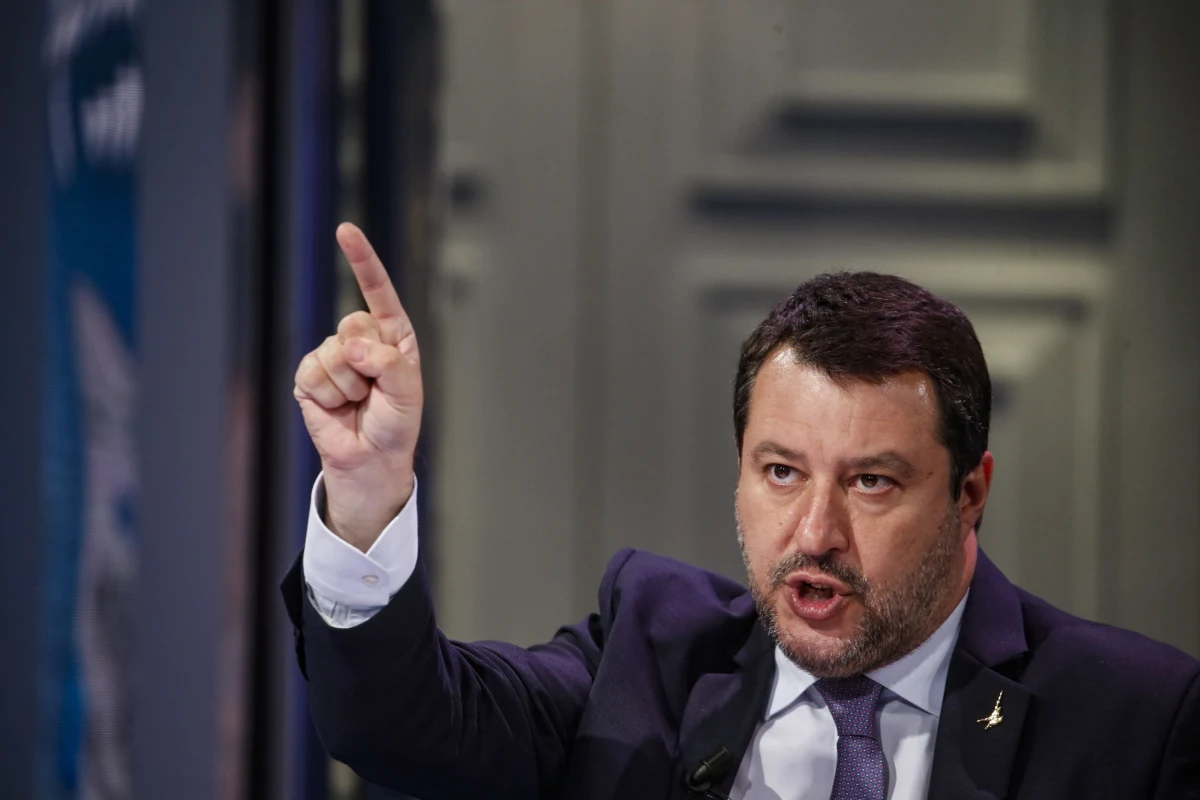 Lider prawicowej włoskiej Ligi Matteo Salvini będzie miał proces za przetrzymywanie migrantów na statku organizacji pozarządowej, którym nie pozwalał zejść na ląd dwa lata temu, gdy był wicepremierem i szefem MSW. Decyzję podjął w sobotę sędzia na wstępnej rozprawie w Palermo.