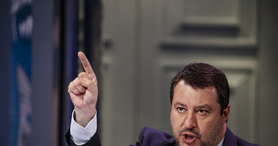 Lider prawicowej włoskiej Ligi Matteo Salvini będzie miał proces za przetrzymywanie migrantów na statku organizacji pozarządowej, którym nie pozwalał zejść na ląd dwa lata temu, gdy był wicepremierem i szefem MSW. Decyzję podjął w sobotę sędzia na wstępnej rozprawie w Palermo.
