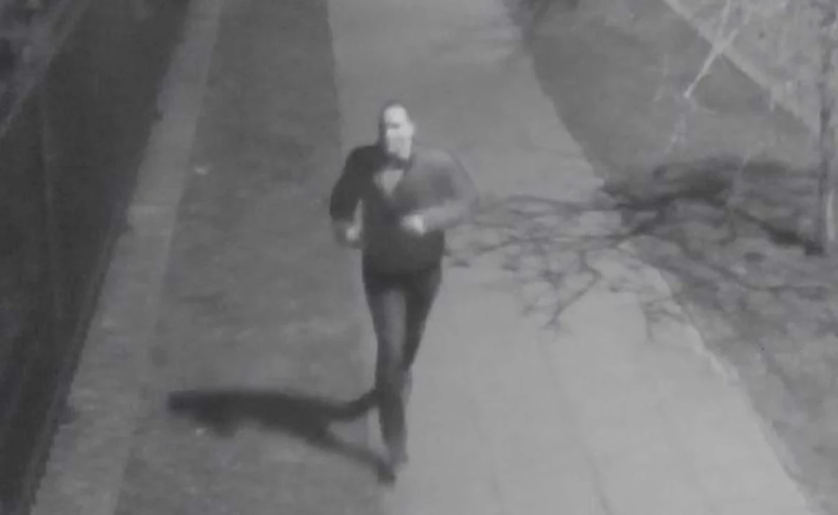 "Mokotowscy policjanci opublikowali wizerunek mężczyzny, który przed miesiącem kilkukrotnie ranił nożem kobietę" - przekazał Robert Koniuszy z mokotowskiej policji. Na stronach policji zamieszczono również trasę ucieczki napastnika.