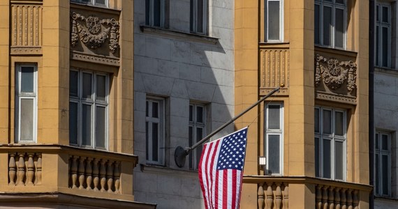 Na najnowsze sankcje USA Rosja odpowie nie tylko wydaleniem amerykańskich dyplomatów, ale i zablokowaniem działalności NGOs związanych z Departamentem Stanu. Ambasadorowi USA w Moskwie rosyjskie MSZ zasugerowało wyjazd na konsultacje do kraju.