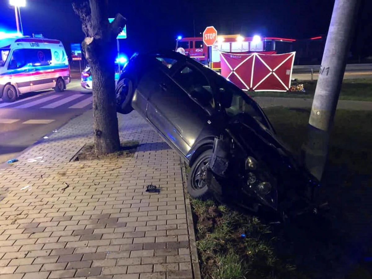 W miejscowości Kock doszło do zderzenia samochodów osobowych. Zginęła jedna osoba.