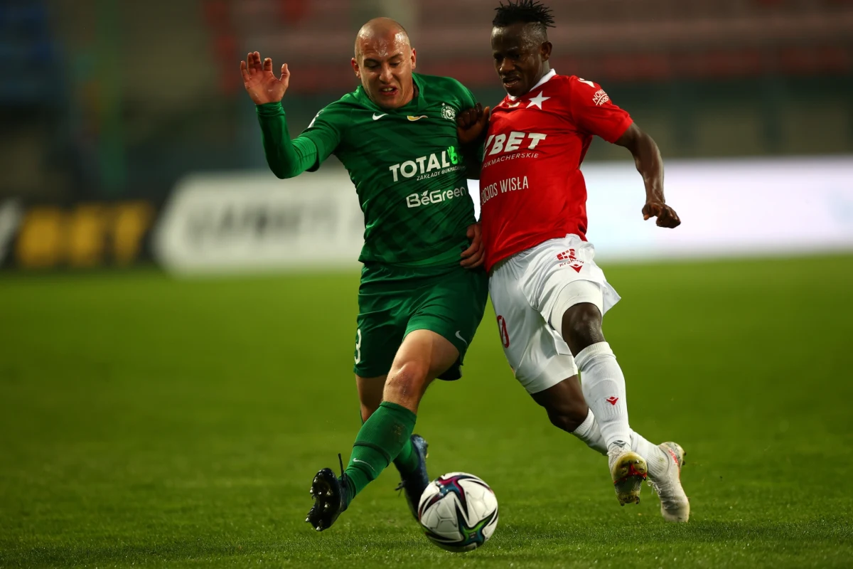 Piłkarze Wisły Kraków przeżywają wyraźny kryzys formy. Podopieczni Petera Hyballi przegrali z Wartą Poznań 0:1 doznając trzeciej kolejnej porażki.