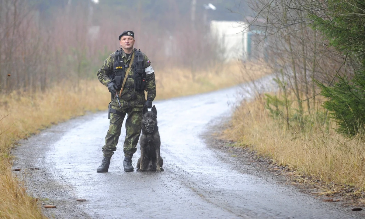 ​Rosyjskie służby specjalne odpowiadają za wybuch w magazynie amunicji w czeskich Vrběticach - poinformował w sobotę premier Andrej Babiš na niespodziewanej konferencji prasowej. W związku z tym Czechy zdecydowały o wydaleniu 18 rosyjskich dyplomatów.