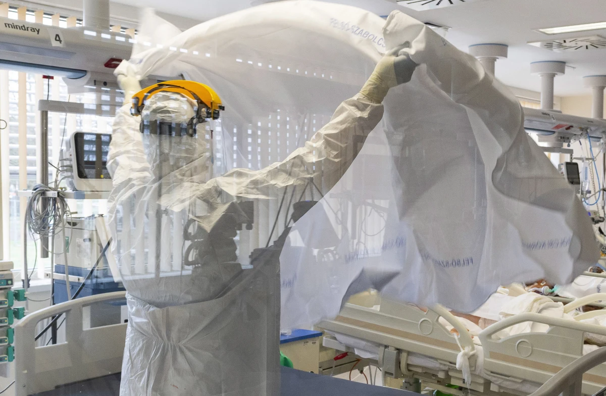 12 153 nowych zakażeń koronawirusem i 207 kolejnych zgonów z powodu Covid-19 - takie dane przedstawiło w niedzielę Ministerstwo Zdrowia. Łącznie od początku pandemii w Polsce koronawirusem zaraziło się 2 688 025 osoby, a 62 032 zakażonych zmarło.