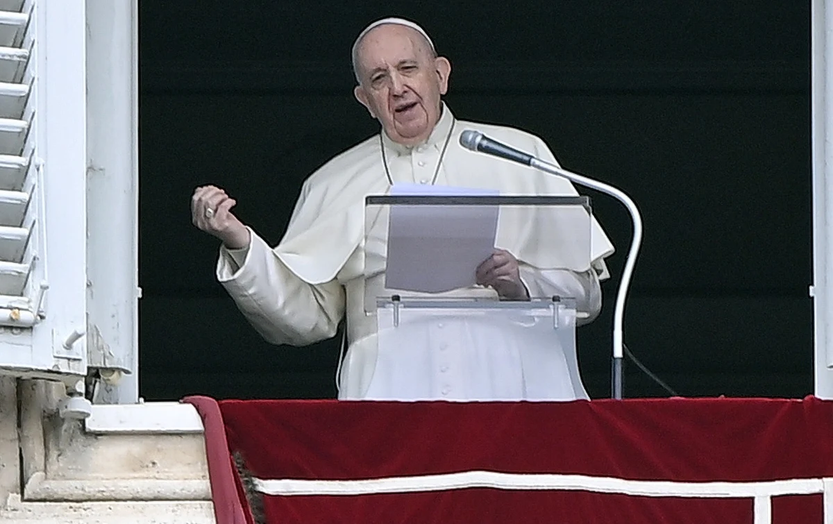Papież Franciszek zaapelował w niedzielę o to, by unikać wzrostu napięcia na Ukrainie. Zwracając się do wiernych podczas południowego spotkania na modlitwie Regina coeli wezwał do gestów pokoju i pojednania i do tego, by mieć w sercu losy ludności cywilnej.