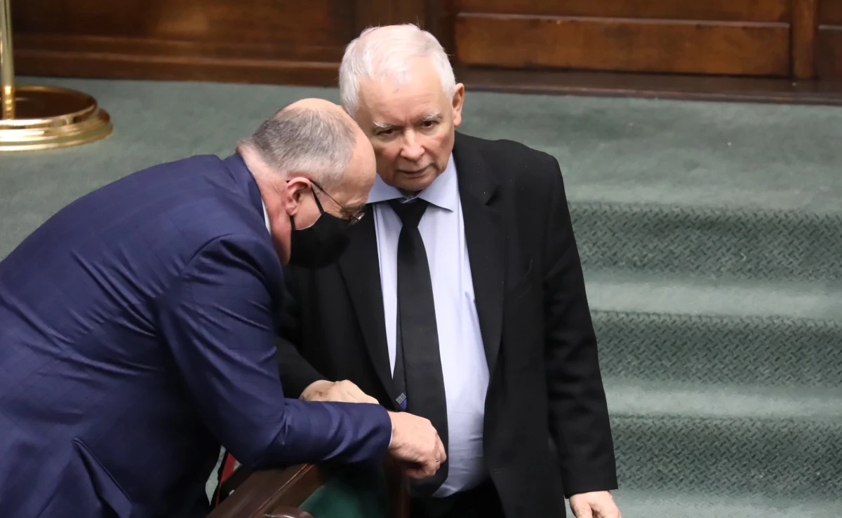 Gdyby wybory do Sejmu odbyły się w niedzielę, 18 kwietnia, Prawo i Sprawiedliwość z koalicjantami ze Zjednoczonej Prawicy otrzymałoby 32,2 proc. poparcia, Polska 2050 - 17,3 proc., a KO uzyskałaby 17 proc. - wynika z najnowszego sondażu United Survey dla Wirtualnej Polski.