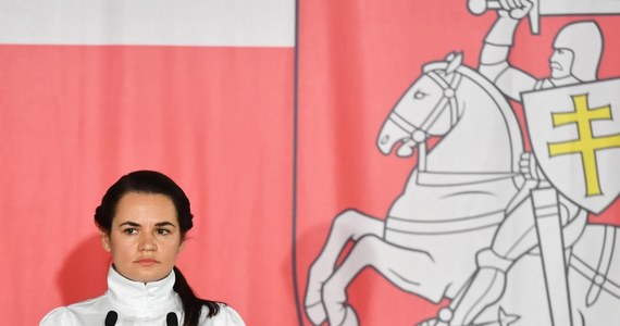 "Informacja o planowanym zamachu na Łukaszenkę wygląda na prowokację służb specjalnych Rosji i Białorusi, w którą wciągnięto obywateli Białorusi i USA" – oświadczyła służba prasowa Swiatłany Cichanouskiej, byłej kandydatki w wyborach prezydenckich w tym kraju. 