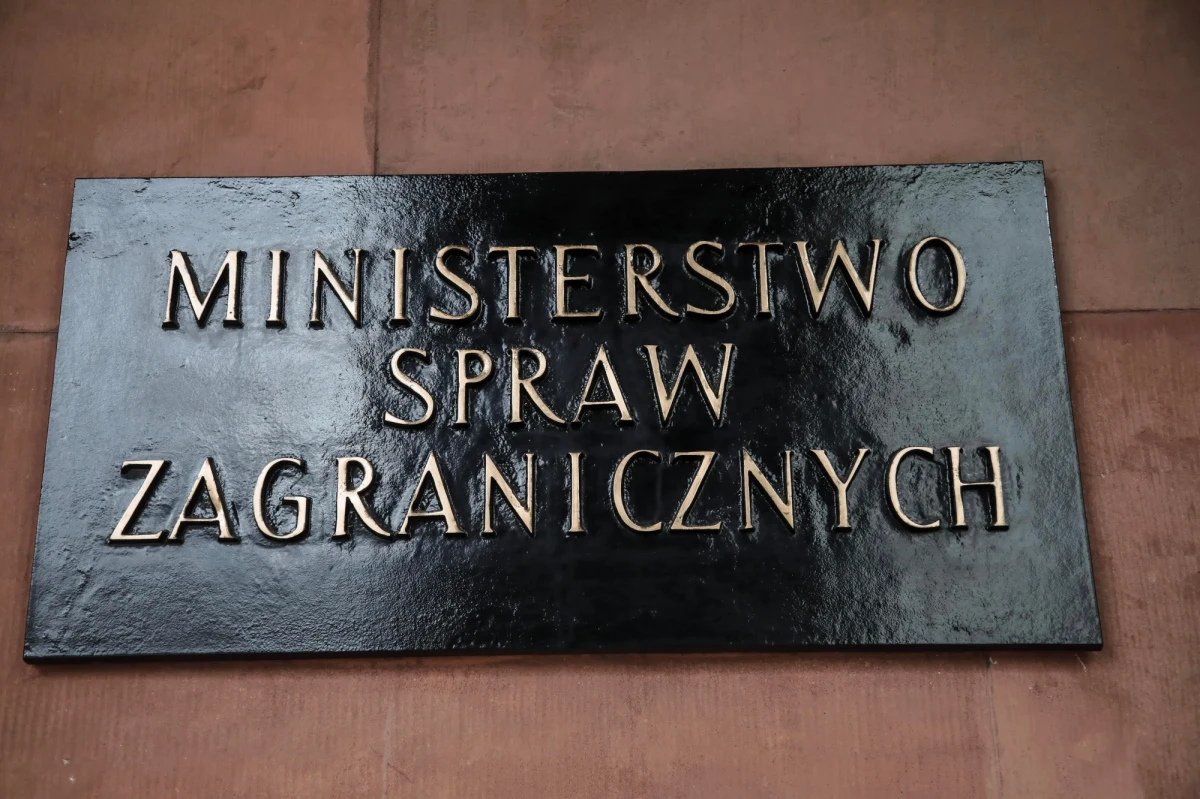"Polska w pełni popiera decyzję Czech o wydaleniu rosyjskich dyplomatów zaangażowanych w sprawę wybuchu w składzie amunicji w 2014 roku" - oświadczyło Ministerstwo Spraw Zagranicznych. "Solidarność sojusznicza i szybkie działanie czynią nas silnymi" - podkreślił resort.