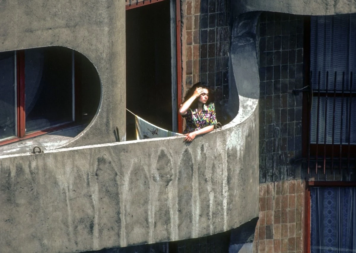 Muzeum Architektury we Wrocławiu odnalazło bohaterkę słynnego zdjęcia Chrisa Niedenthala, które zostało zrobione na wrocławskim „Manhattanie” w 1982 roku. Okazała się nią ówczesna maturzystka, która w tym czasie przygotowywała się do egzaminów wstępnych na Akademię Medyczną.