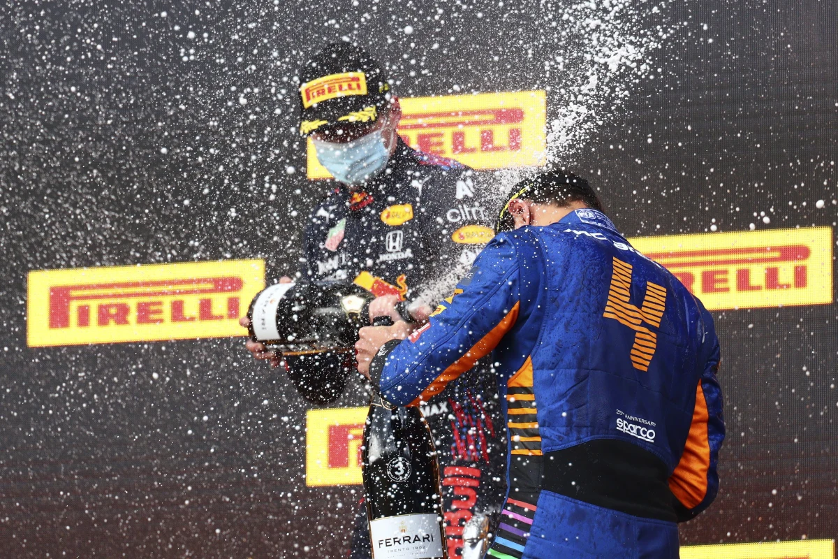 Holender Max Verstappen (Red Bull) wygrał wyścig o Grand Prix Emilii-Romanii, drugi w tegorocznym sezonie mistrzostw świata Formuły 1. Broniący tytułu Brytyjczyk Lewis Hamilton (Mercedes) zajął drugie miejsce, trzeci był jego rodak Lando Norris (McLaren).