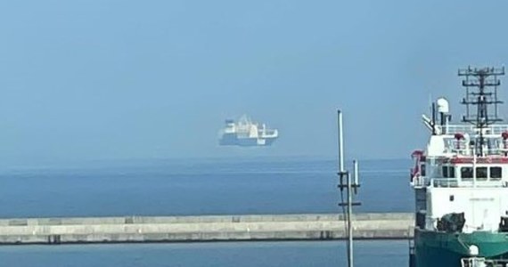 Od naszego czytelnika otrzymaliśmy niezwykłe zdjęcie z Gdyni. "Latający statek" - tak zatytułował je Maciej Dziurkowski. 