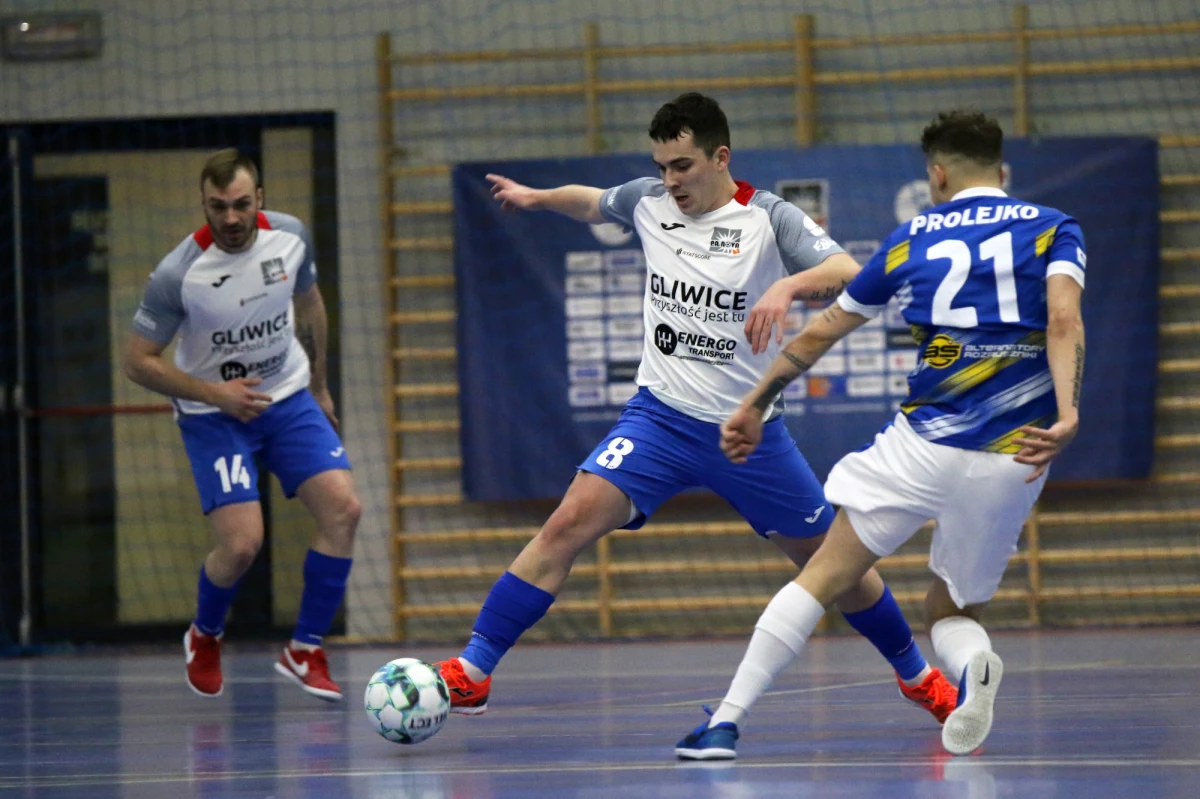 P.A. Nova Gliwice po bardzo wysokiej porażce 1:14 z Rekordem Bielsko-Biała ostatecznie pożegnała się ze STATSCORE Futsal Ekstraklasą. Bielszczanie z kolei wykonali kolejny duży krok ku obronie mistrzostwa.