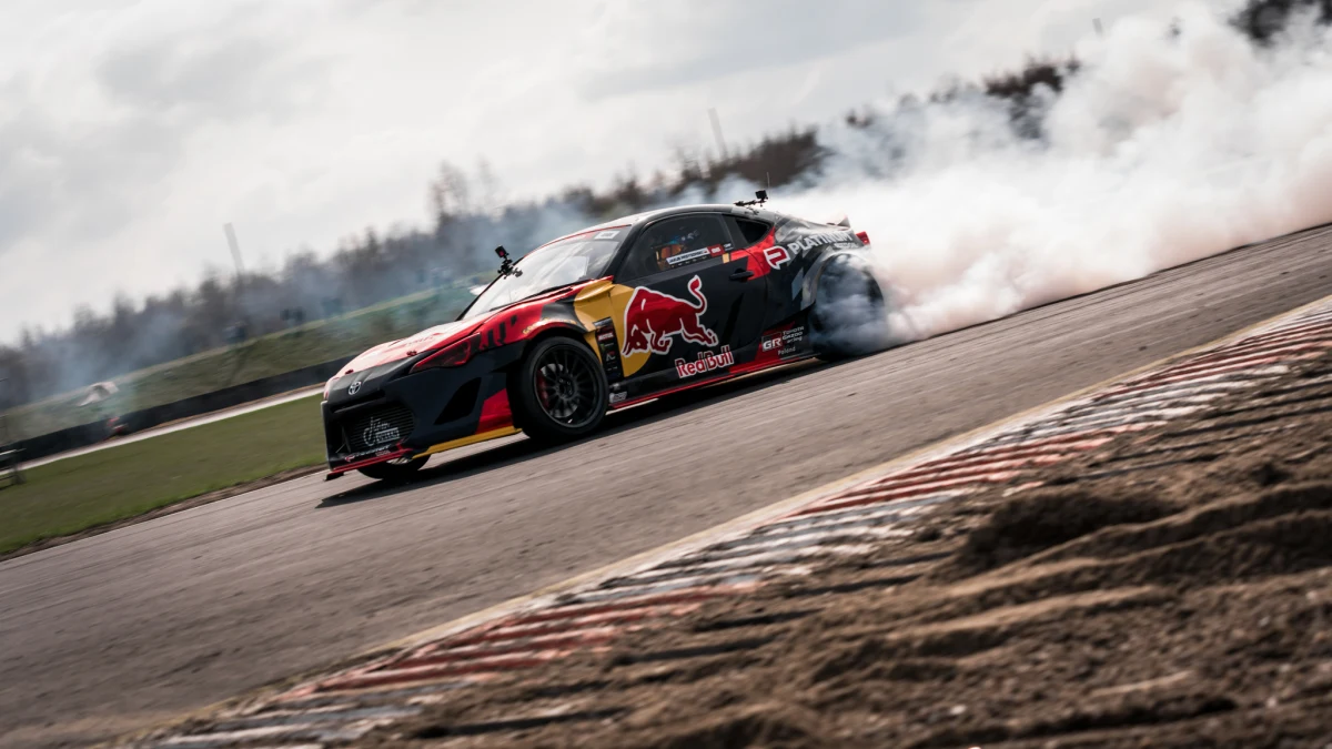 Na torze w Słomczynie zakończyła się pierwsza runda Driftingowych Mistrzostw Polski, którą Kuba Przygoński zaliczy do bardzo udanych. Pierwszy start nowym autem w tym sezonie Przygoński kończy na najwyższym stopniu podium!