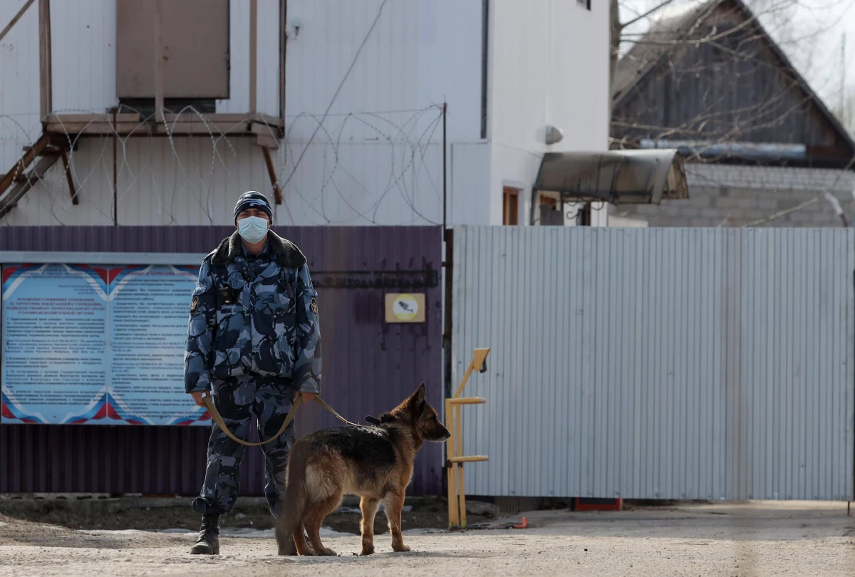 Lekarze Aleksieja Nawalnego przyjechali w niedzielę do kolonii karnej w Pokrowie, gdzie opozycjonista odbywa wyrok pozbawienia wolności. Nie zostali wpuszczeni do środka. Nie spełniono też ich prośby, by mogli skontaktować się z władzami więziennymi.