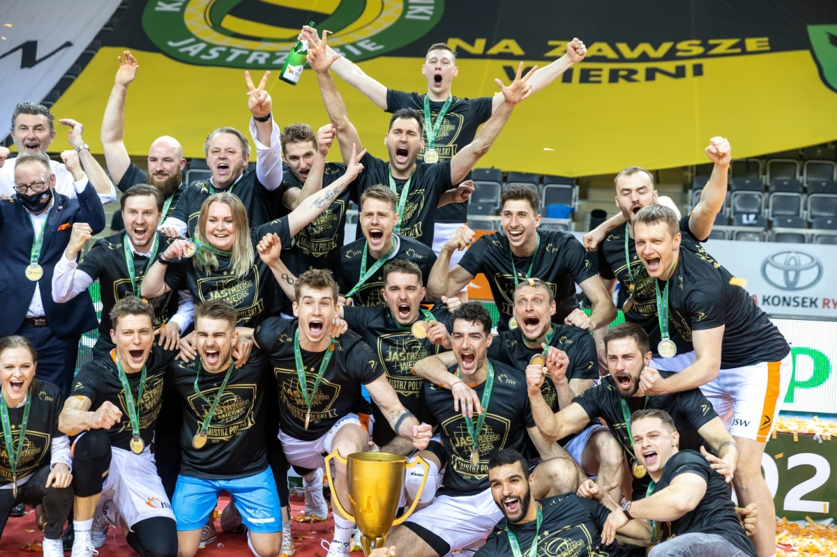 Po 17 latach od ostatniego mistrzowskiego tytułu siatkarze Jastrzębskiego Węgla znów mogą się cieszyć ze zdobycia złotego medalu. Choć w finałowej rywalizacji większość ekspertów stawiała na ZAKSĘ Kędzierzyn-Koźle, "Pomarańczowi" wygrali dwa spotkania i wygrali PlusLigę."Gdyby ktoś mi powiedział, że przed rozpoczęciem finału brał pod uwagę wariant zwycięstwa jastrzębian 2-0, to chyba byłby nieszczery" - przyznał Ryszard Bosek, były zawodnik i trener.