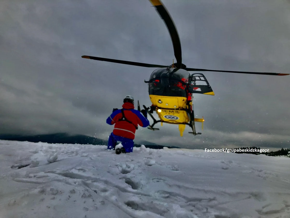 Groźnemu wypadkowi uległ narciarz skiturowy, który zjeżdżał w niedzielę z Hali Rysianki do Żabnicy. Mężczyzna uderzył klatką piersiową w wystający niewielki pień drzewa. Przetransportowano go do szpitala w Bielsku-Białej – podali w niedzielę beskidzcy goprowcy.