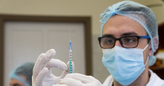 W poniedziałek ruszyły zapisy na szczepienia przeciw Covid-19 dla 53-latków, którzy na początku roku nie wypełnili formularza zgłoszeniowego na szczepienie. Rejestracja odbywa się przez internet, infolinię 989, SMS-em pod numer 880-333-333 lub w punktach szczepień.