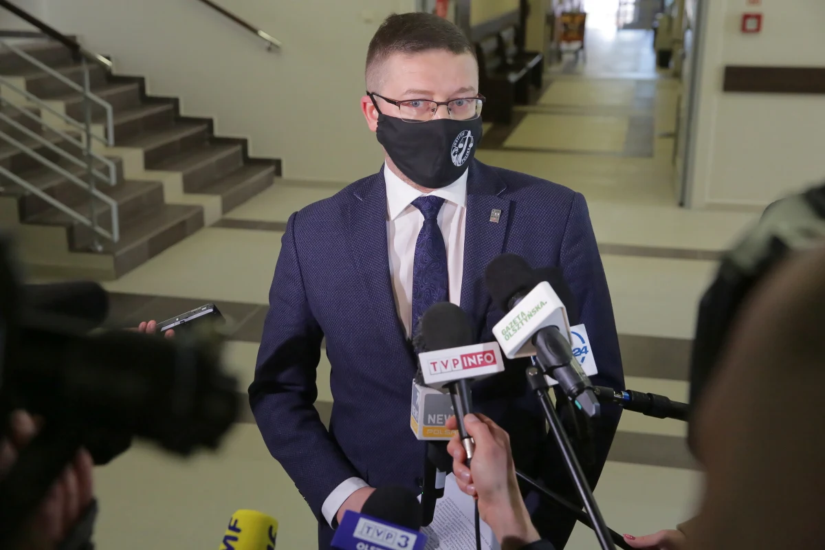 Zawieszony w ubiegłym roku w czynnościach przez Izbę Dyscyplinarną Sądu Najwyższego sędzia Paweł Juszczyszyn stawił się do pracy w Sądzie Rejonowym w Olsztynie. Powołał się na postanowienie Sądu Rejonowego w Bydgoszczy, który zadecydował o przywróceniu go do orzekania. Mimo to prezes Sądu Rejonowego w Olsztynie Maciej Nawacki nie dopuścił go do wykonywania obowiązków służbowych