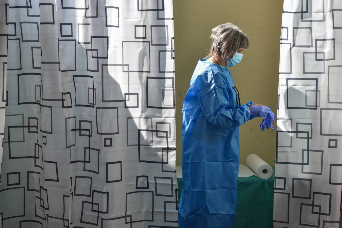 "Mimo malejącej liczby zakażeń koronawirusem daleko jest nam jeszcze do sukcesu" – mówi prezes Naczelnej Rady Lekarskiej (NRL) prof. Andrzej Matyja. W jego opinii ważniejszy od statystyk dziennych zakażeń jest wskaźnik replikacji koronawirusa.